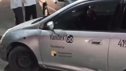 На Алыкулова произошла авария с участием машины «Яндекс такси». Видео