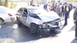 ДТП на Абдраева с участием машины «Яндекс такси», пострадал забор. Видео
