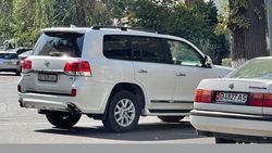 «Крузак», у которого 22,5 тыс. сомов штрафов, припарковался в неположенном месте. Фото