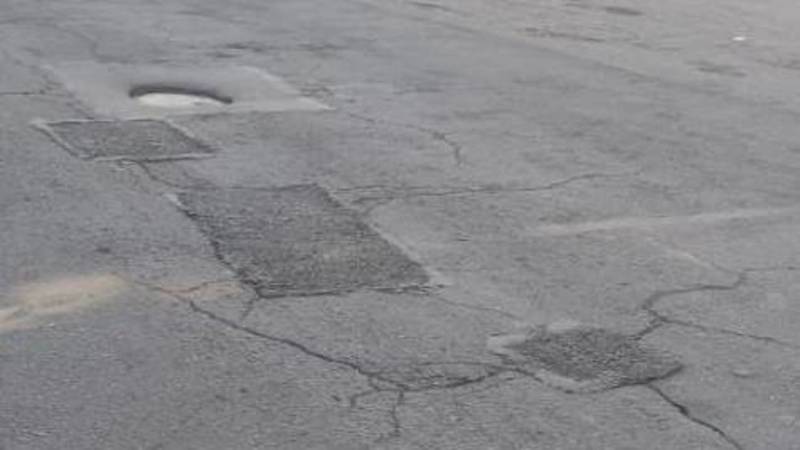 Горожанин жалуется на состояние дороги на Элебаева. Фото