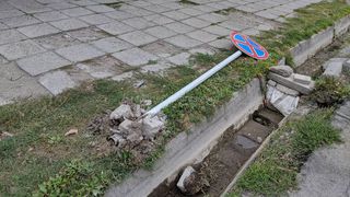На Московской-Тынастынова упал дорожный знак (фото)