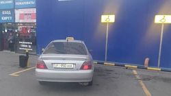 Таксист на «Аккорде» припарковался не месте для инвалидов. Фото