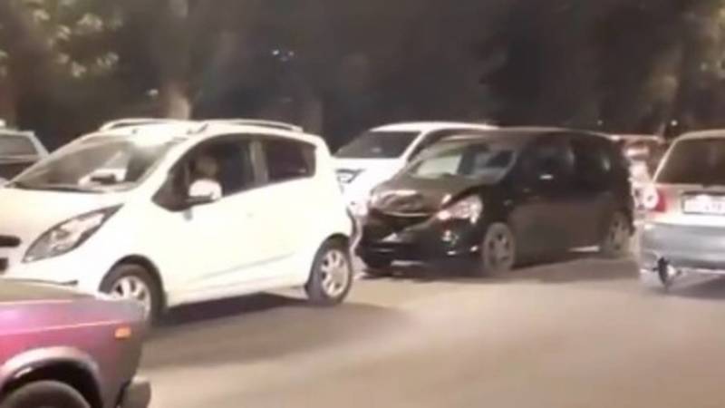 В Бишкеке паровозиком столкнулись 4 машины. Видео с места аварии