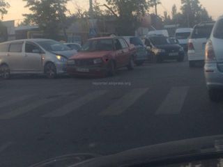 На Орозбекова-Щербакова вновь ДТП. Столкнулись два автомобиля из-за отсутствия светофора
