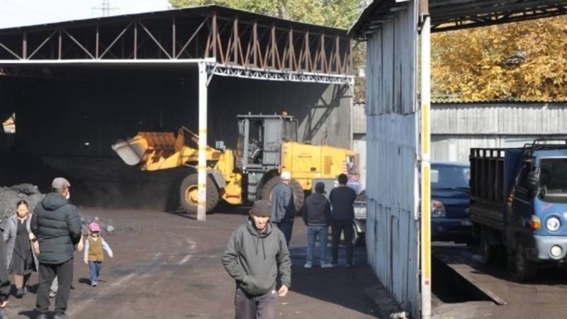 Госантимонополия провела рейды по точкам продажи угля на Мурманской и Алыкулова. Фото