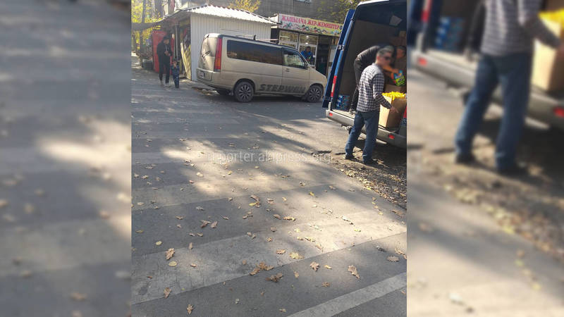Жители домов по Сыдыкова просят демонтировать 2 павильона и установить «лежачий полицейский»