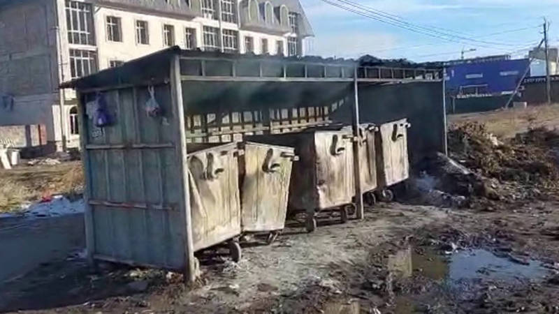 На Ахунбаева снова подожгли мусорные баки. Видео
