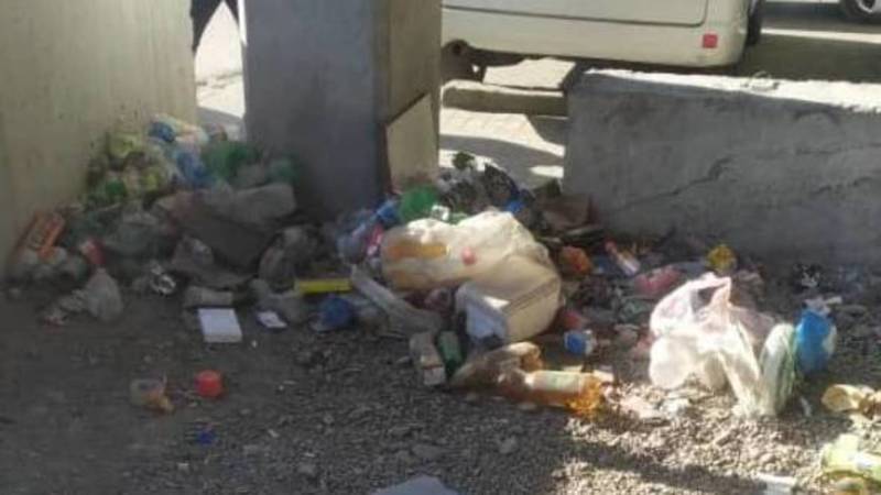 В Оше стоянка под мостом на ул.Навои превращается в мусорку. Фото горожанина