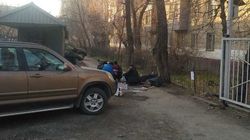 Горожанин жалуется на бомжей во дворе дома на Турусбекова. Фото