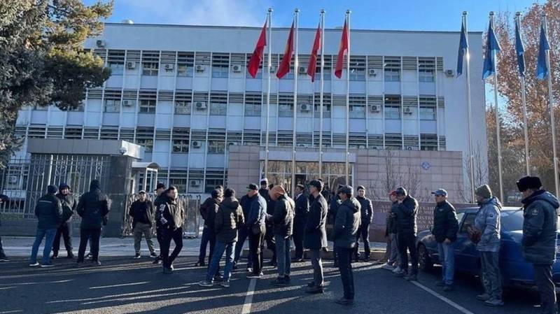 Автоимпортеры собрались перед МИД из-за задержки контейнеров в Китае. Видео