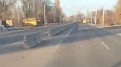 На новой дороге Кара-Балта—Бишкек украли решетки ливнеприемников, пострадали две машины. Видео