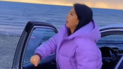 Девушка ради видео в TikTok заехала на берег Иссык-Куля. Видео