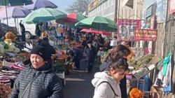 Житель Сокулука жалуется на стихийную торговлю на тротуаре возле рынка. Фото