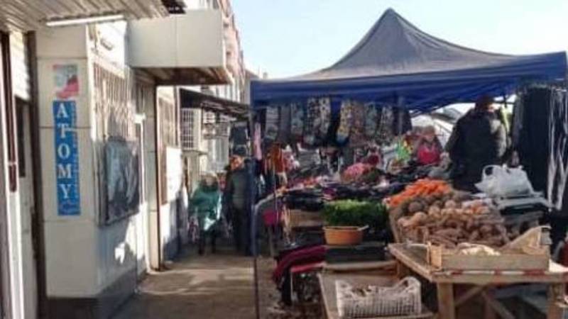 Житель Сокулука жалуется на стихийную торговлю на тротуаре возле рынка. Фото