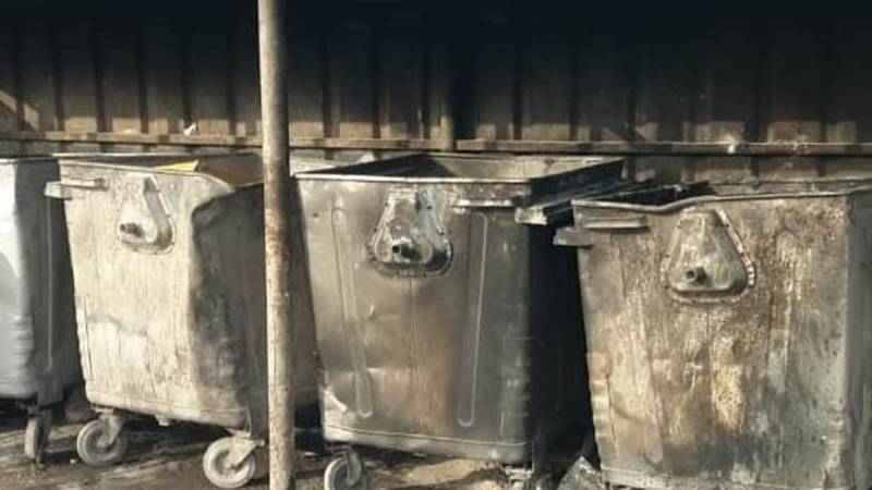 Мусорные баки на Ахунбаева-Насырова горят из-за выброса золы, - мэрия
