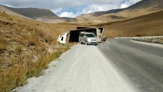 На участке автодороги Бишкек—Ош произошло ДТП (видео)