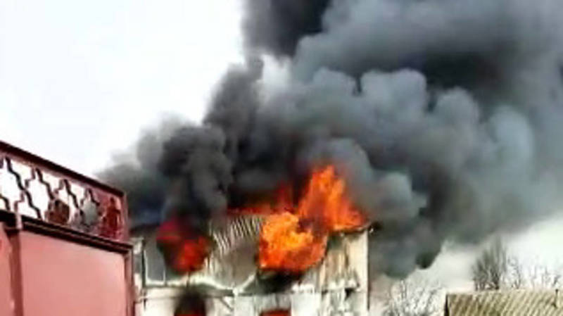 Видео пожара на складе автозапчастей в Маевке