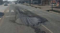 На дороге по Алыкулова разлили бетон. Видео