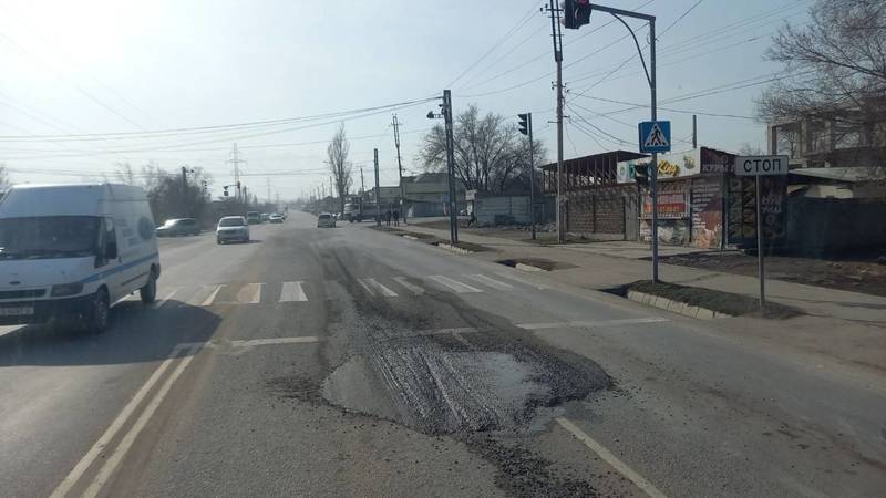 На дороге по Алыкулова разлили бетон. Видео