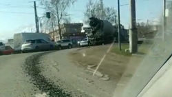 Раствор бетона из бетономешалки высыпался на дорогу. Видео