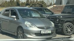 На территории Белого дома припаркована «Хонда» с абхазскими номерами. Фото