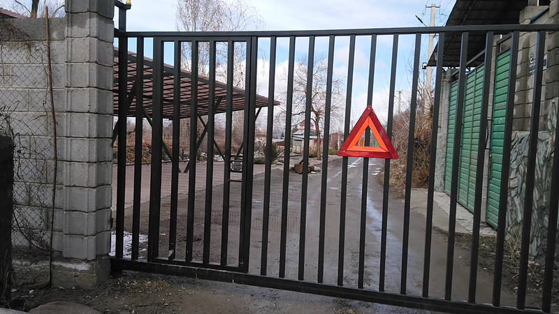 В Таш-Мойноке дорогу перекрыли воротами. Видео