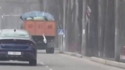 Из грузовика «Тазалыка» разлетается мусор. Видео