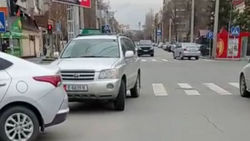 «Тойота» со штрафами в 34 тыс. сомов припаркована на «зебре». Видео