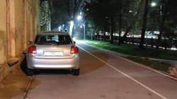 «Тойота Аурис» опять припаркована на тротуаре на Айтматова. Фото