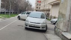 На тротуаре на Айтматова продолжают парковать машины. Фото