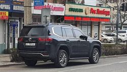 Полностью тонированный «Лэнд Крузер» припаркован на Московской