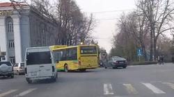 Автобус №42 со штрафами 20 тыс. сомов поворачивает со второго ряда. Видео