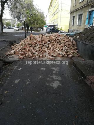 Бишкекчанин просит убрать кирпичи на тротуаре улицы Фучика (фото)