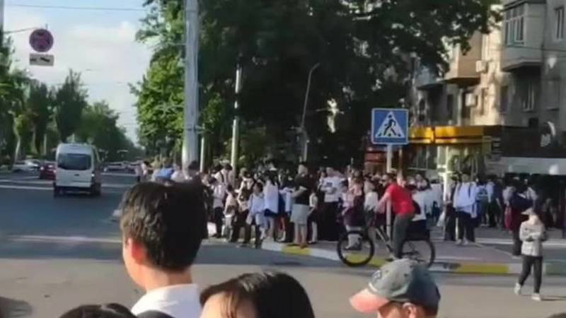 Регулировщик перекрыл движение по Боконбаева, люди в гневе. Видео горожанина
