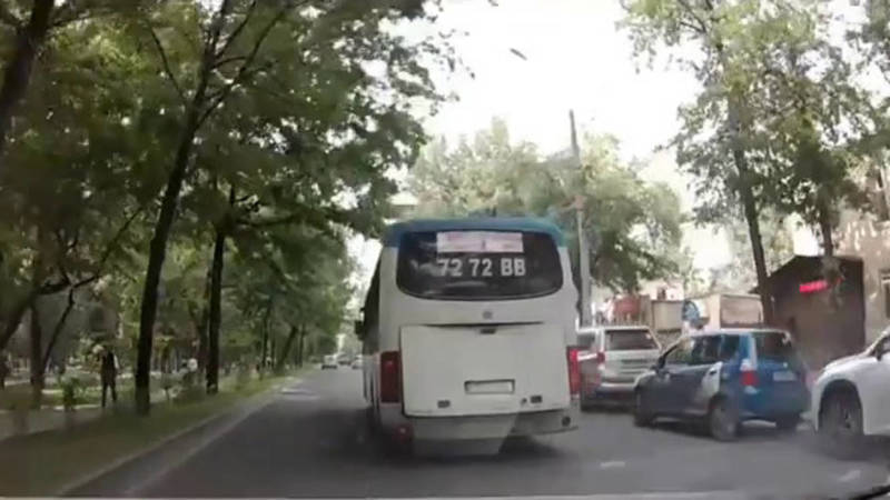 Водитель автобуса №7 едва не устроил аварию. Видео