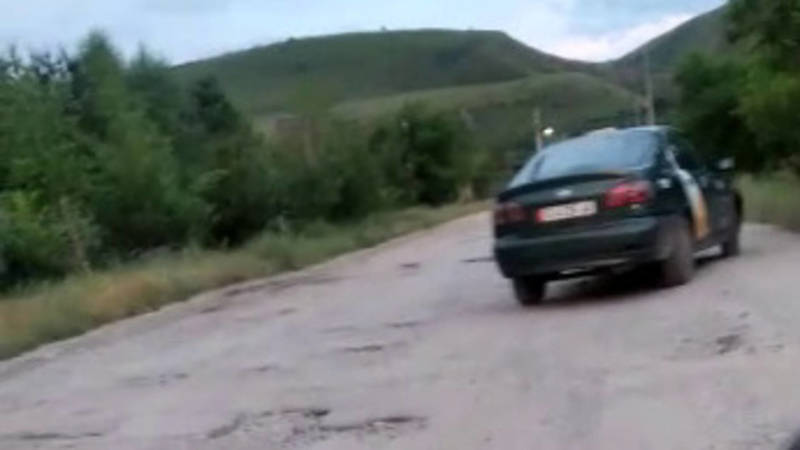 Водитель жалуется на состояние дороги возле АУЦА. Видео