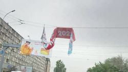 На проспекте Чуй над дорогой свисает баннер. Фото