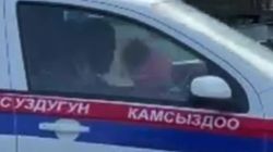 Ребенок на переднем сидении машины МВД в Чолпон-Ате. Видео