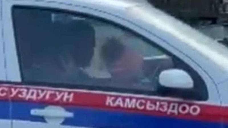 Ребенок на переднем сидении машины МВД в Чолпон-Ате. Видео