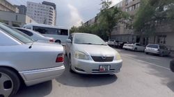 Водитель «Тойоты» заблокировал другие машины на парковке. Фото
