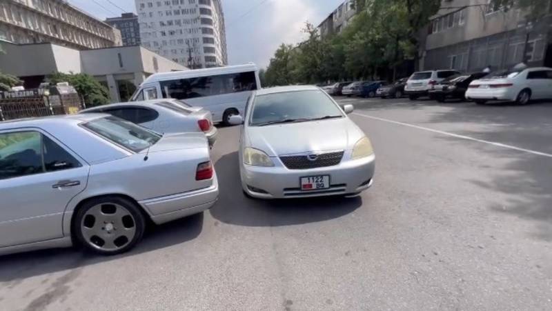 Водитель «Тойоты» заблокировал другие машины на парковке. Фото