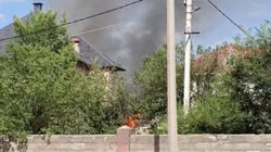 В Бишкеке горит жилой дом. Видео
