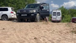 «Крузак» заехал на пляж в Тамге. Видео
