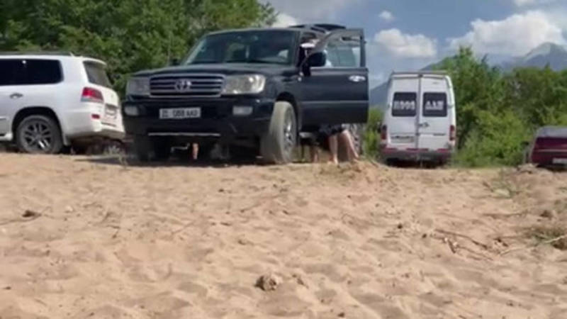 «Крузак» заехал на пляж в Тамге. Видео