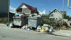 В Арча-Бешике третий день не вывозят мусор. Фото горожанина
