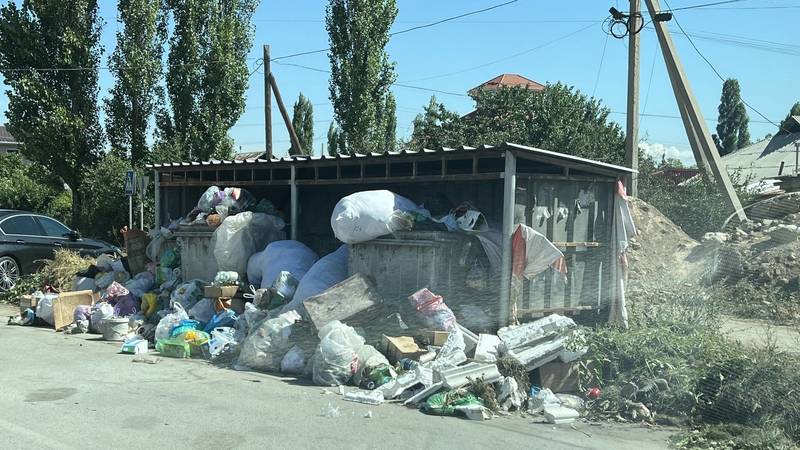 В Арча-Бешике третий день не вывозят мусор. Фото горожанина
