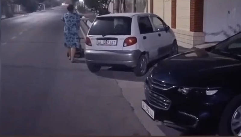 В Оше машины паркуют на тротуаре, мамы с колясками ходят по проезжей части. Видео