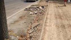 После ремонта тротуара на Ахунбаева арыки забиты строймусором. Фото горожанина