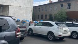 «Тазалык» не смог убрать мусор на Орозбекова из-за припаркованных машин. Фото