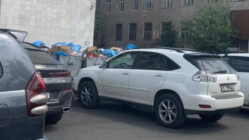 «Тазалык» не смог убрать мусор на Орозбекова из-за припаркованных машин. Фото